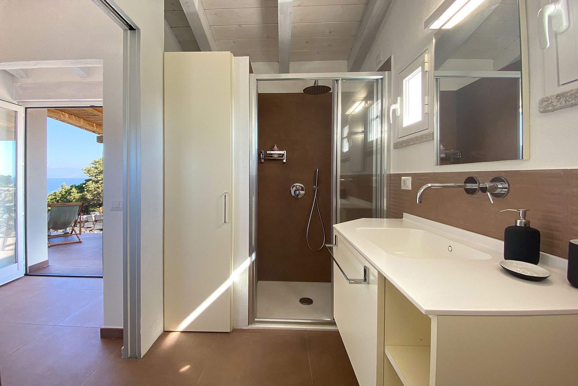 Großes Designer-Bad mit Dusche